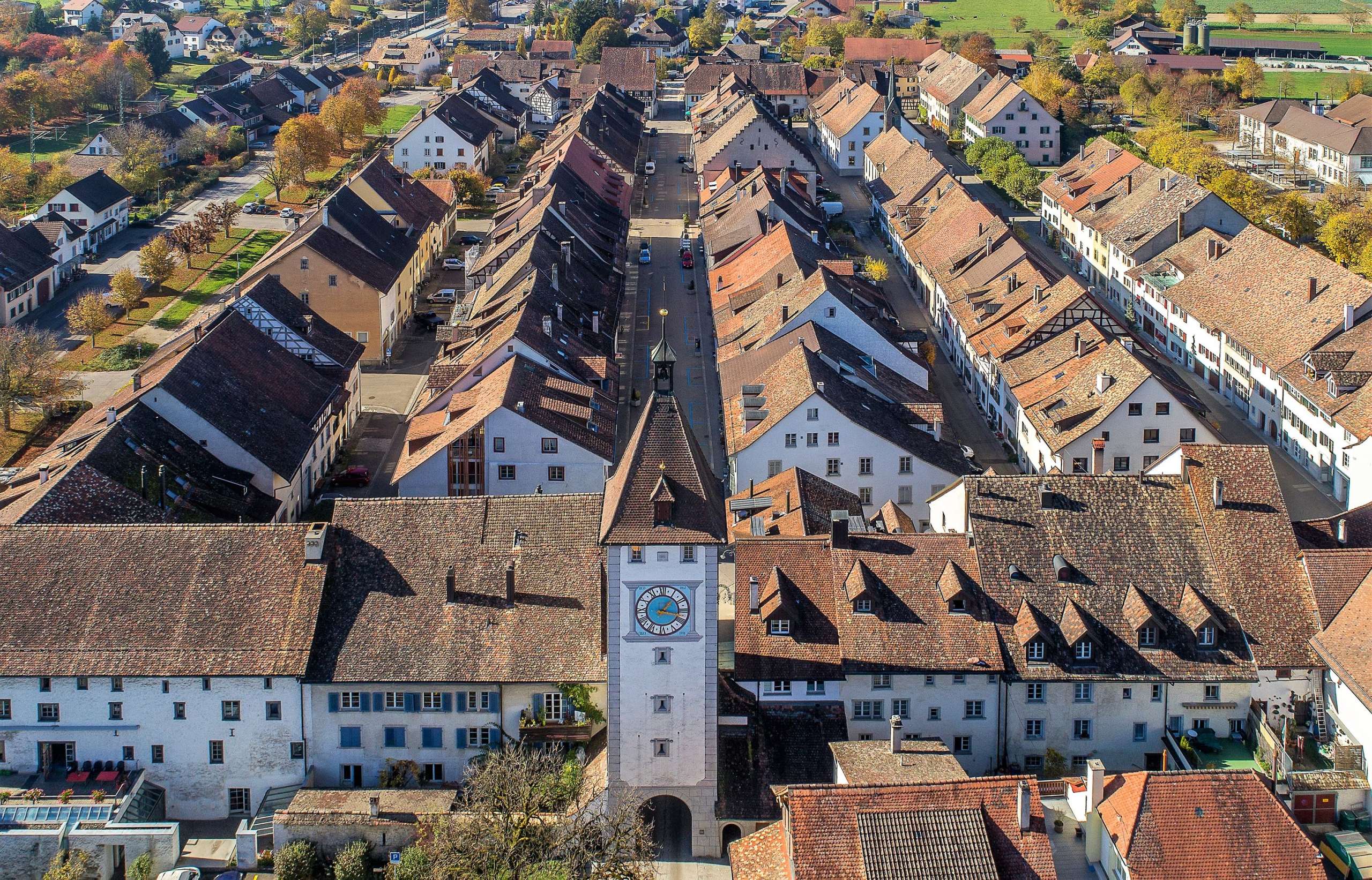 Luftaufnahme vom Städtchen Neukirch. Die Stadtanlage weist eine rechteckige Form auf.